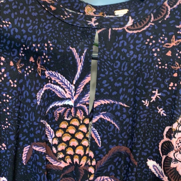 Free people blouse with key hole opening. - Picture 3 of 6